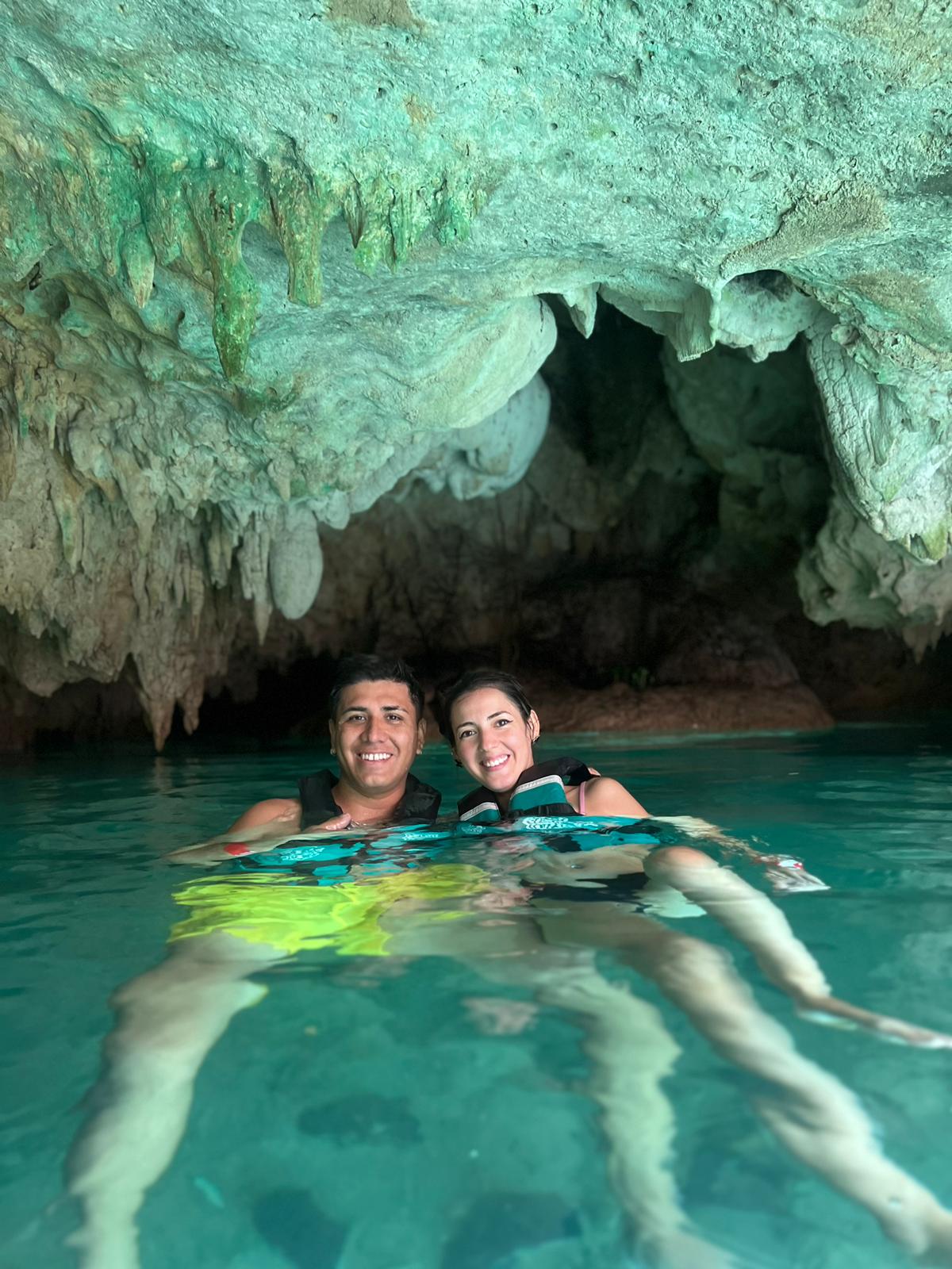 Camila y Nicolás en México, cenote